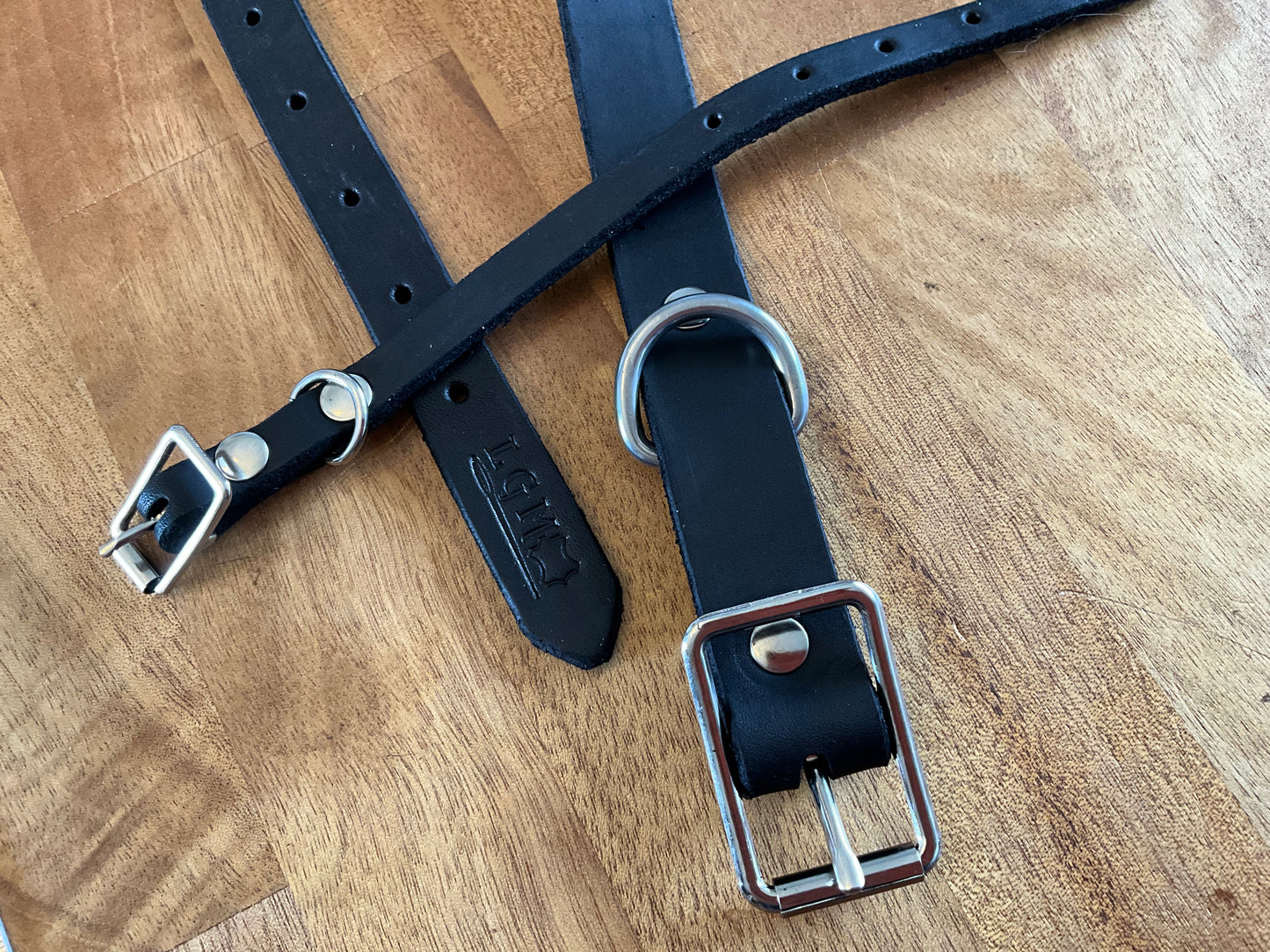 Handmade leather collar and lead set from N’hay Gear in three sizes