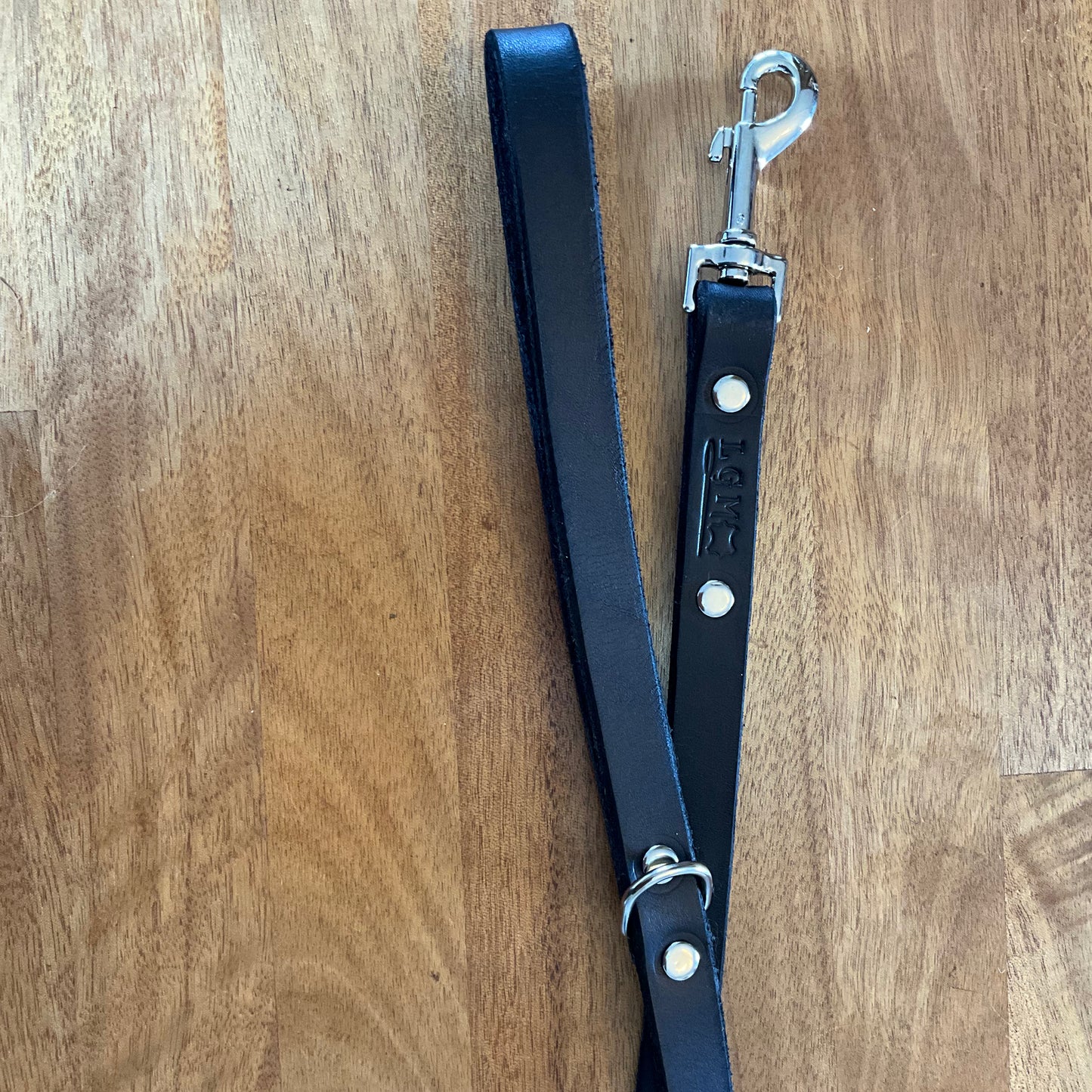 Handmade leather dog lead in black with clip and loop handle made by N’hay Gear