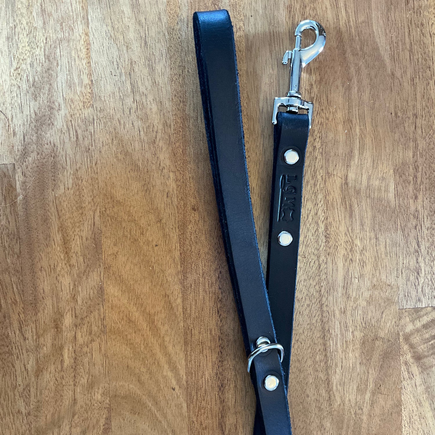Handmade leather dog lead in black with clip and loop handle made by N’hay Gear